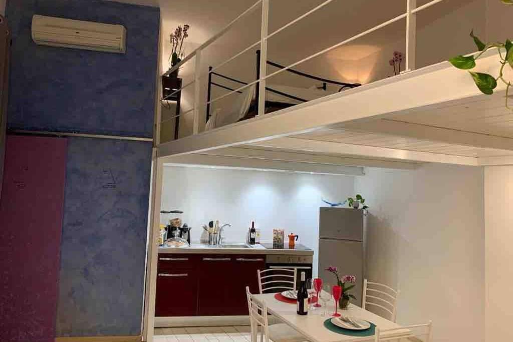 Small Mezzanine Apartment Colosseo Рим Экстерьер фото